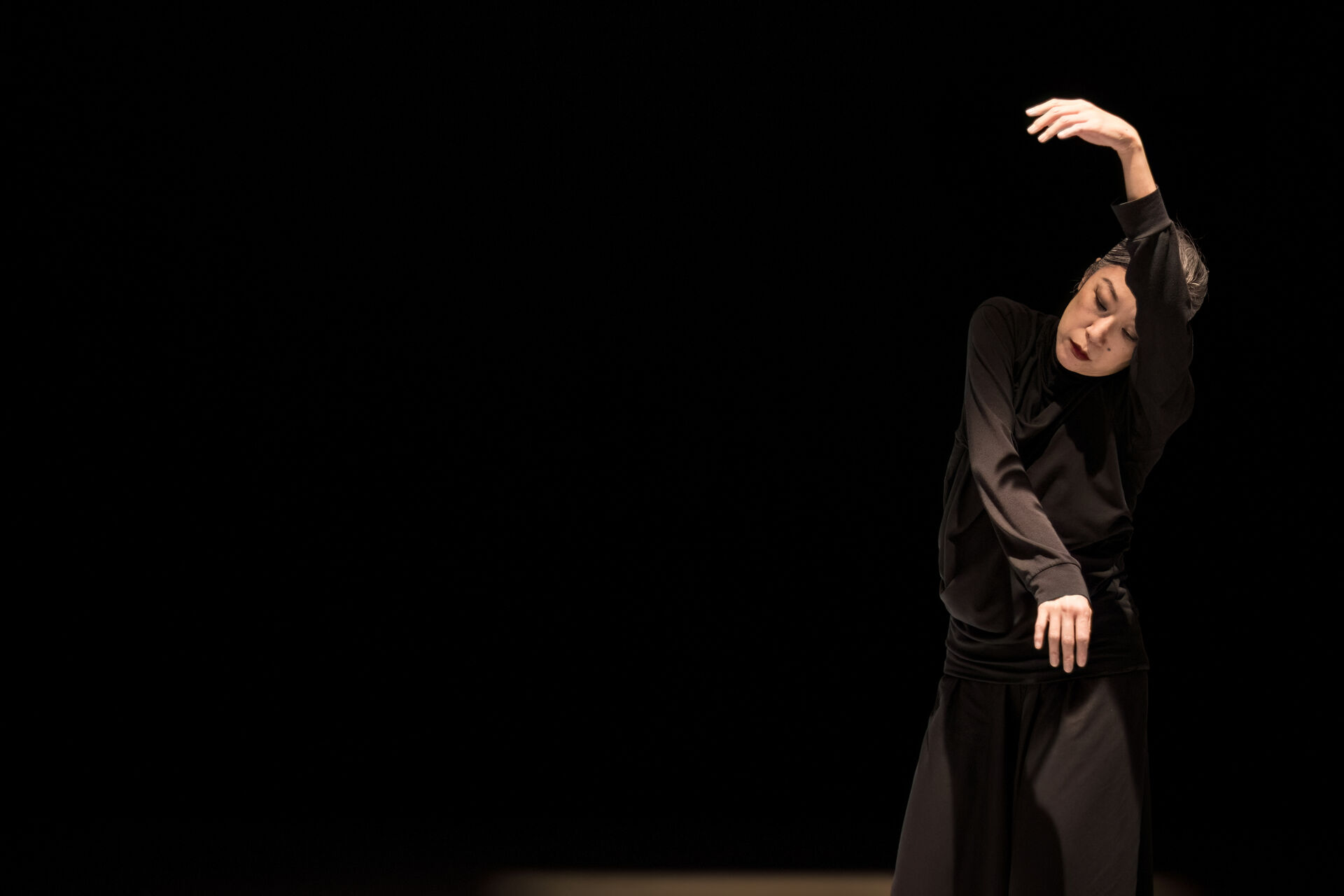 Design of Time, coreografie Saburo Teshigawara. 42+PEOPLE (Rihoko Sato). Foto: Vojtěch Brtnický.